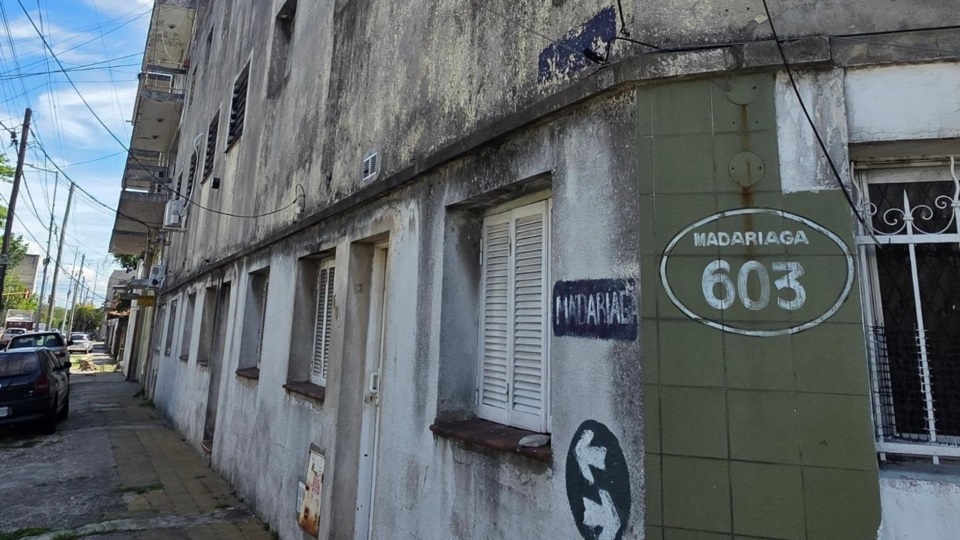 La foto, décadas después, a la esquina en Sarandí.