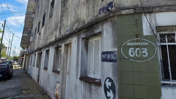 La foto, décadas después, a la esquina en Sarandí.