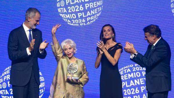 La ganadora junto al Rey Felipe y su consorte antes plebeya hoy princesa Leticia.