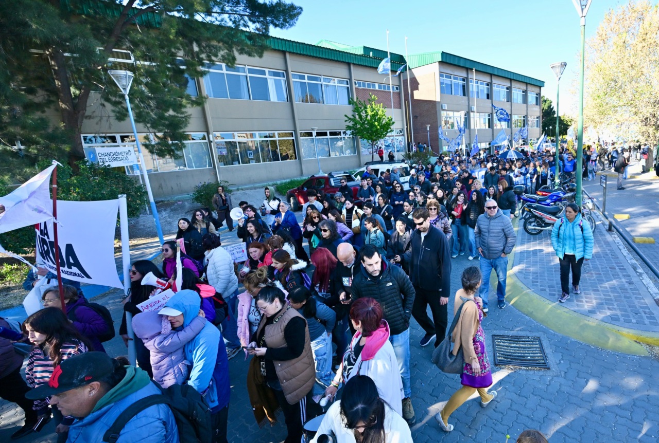La marcha partió de la Delegación Trelew de la UNPSJB. (Foto: Daniel Feldman / Jornada)