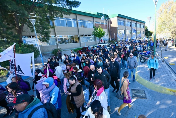 La marcha partió de la Delegación Trelew de la UNPSJB. (Foto: Daniel Feldman / Jornada)