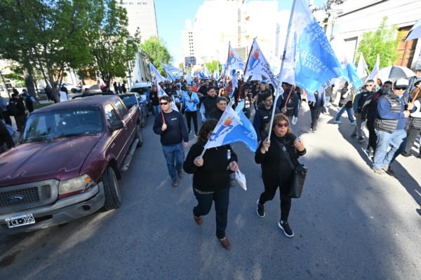 La columna de Luz y Fuerza por las calles de Trelew. (Foto: Daniel Feldman / Jornada)