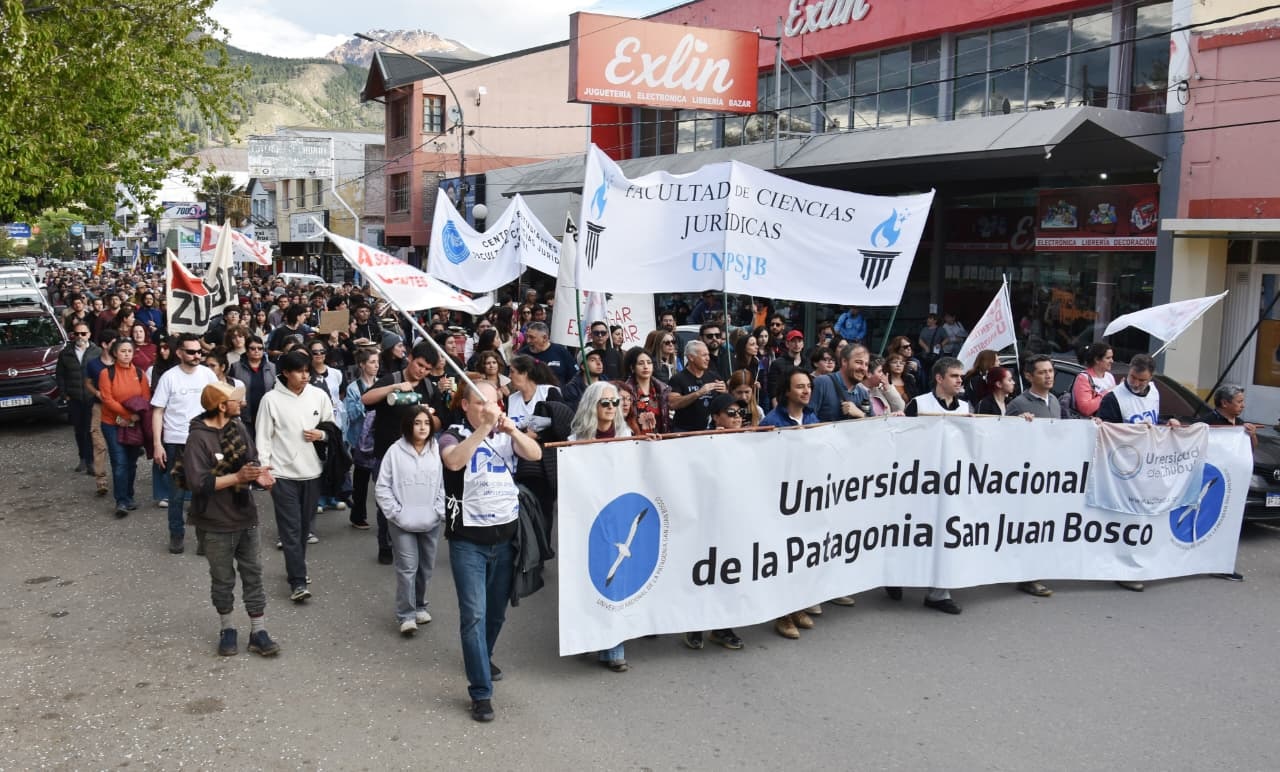 En Esquel, alumnos, docentes, trabajadores y vecinos coparon las calles. (Foto: Atilio Ortiz / Jornada)