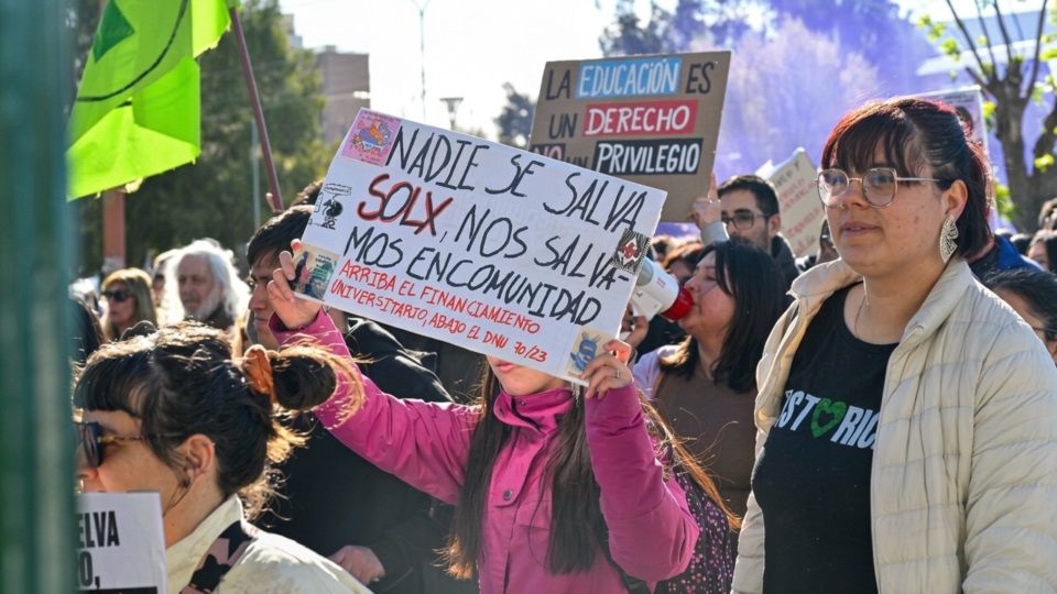 Uno de los tantos carteles en la marcha de Trelew. (Foto: Daniel Feldman / Jornada)