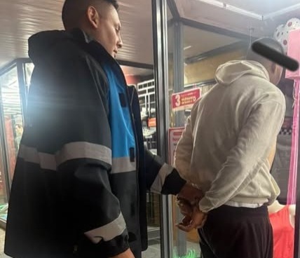Un hombre con pedido de captura detenido al golpear un comercio