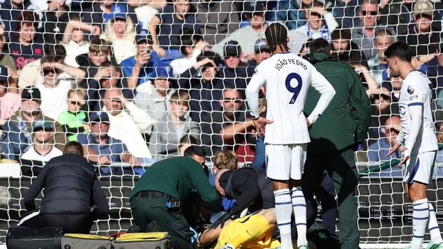 Dibu Martínez, evacuado en camilla tras un choque tremendo en el Everton-Chelsea.