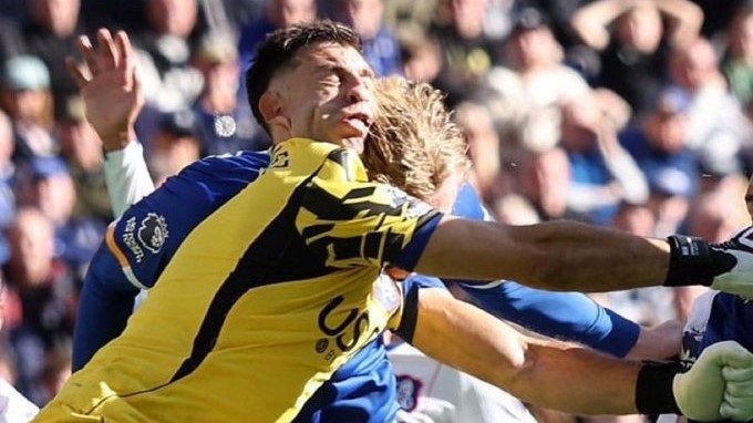 Un aparatoso choque con Jarrad Branthwaite encendió las alarmas por el estado del 'Dibu' Martínez.