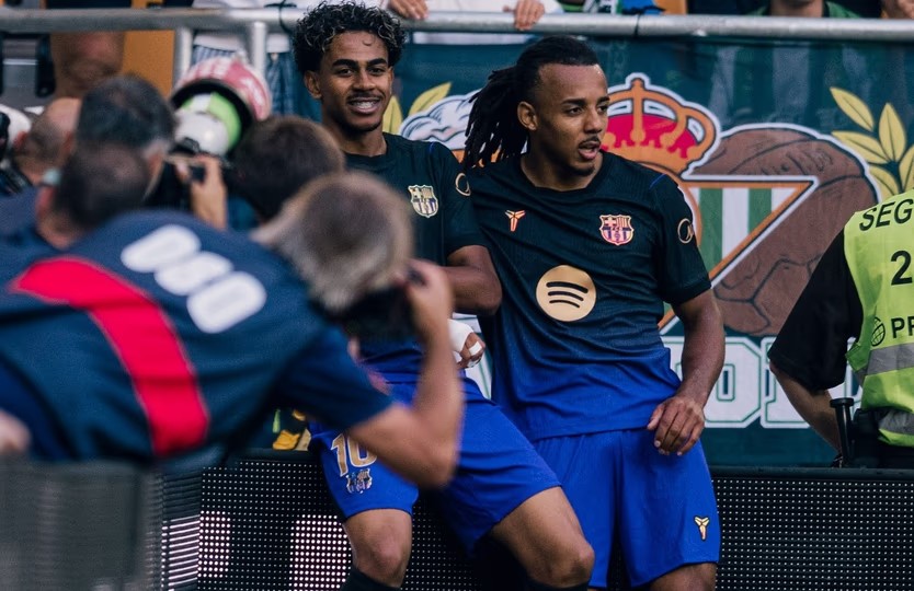 Con golazo de Yamal, Barcelona vapuleó al Betis y sigue cómodo en la cima