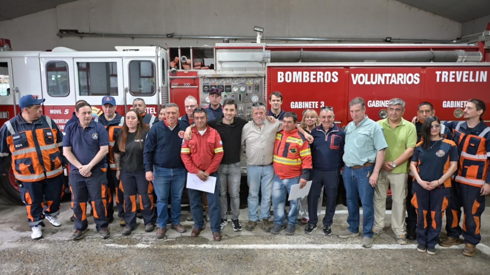 Torres, Pérez y bomberos.