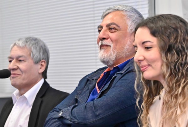Quiroga flanqueado por su defensa.