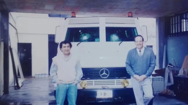 Toledo y Pugh y el blindado asaltado.