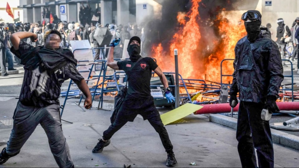 Manifestantes incendiaron barricadas en las calles de París, durante las violentas protestas. Foto: Agencia NA/RRSS.