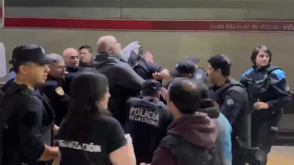 El tenso momento en que los policías procedieron a forcejear con los representantes sindicales.