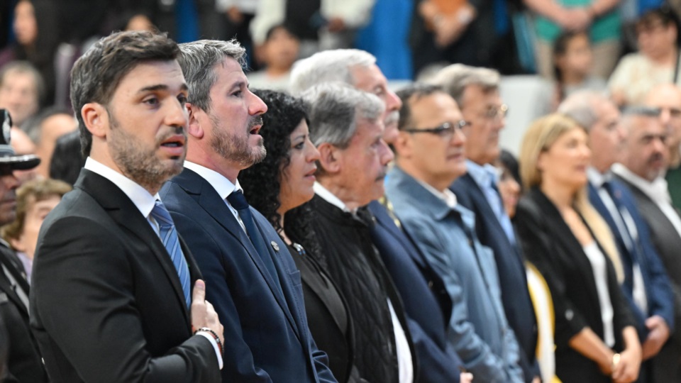 Entonación del himno.