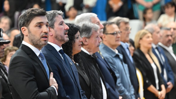 Entonación del himno.