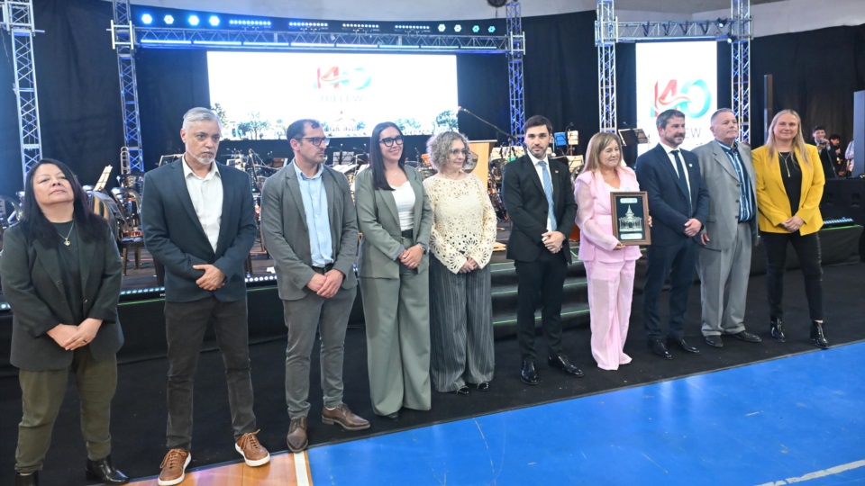 Momento de entrega de reconocimientos.