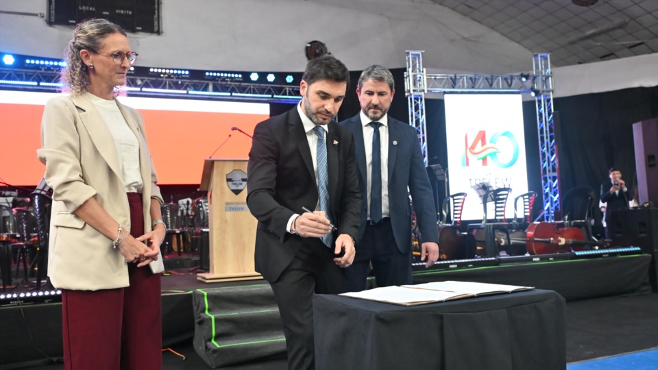 Provincia y Municipio y convenios en el aniversario de Trelew.