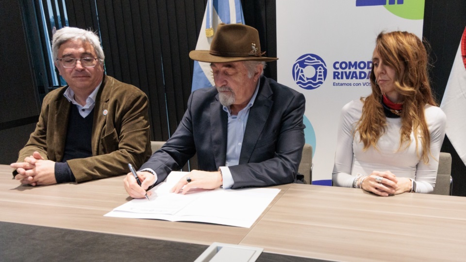 Firma de la carta de intención.