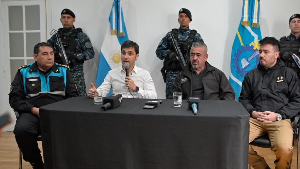 Torres e Iturrioz informando sobre el megaoperativo.