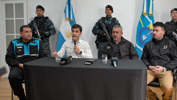 Torres e Iturrioz informando sobre el megaoperativo.