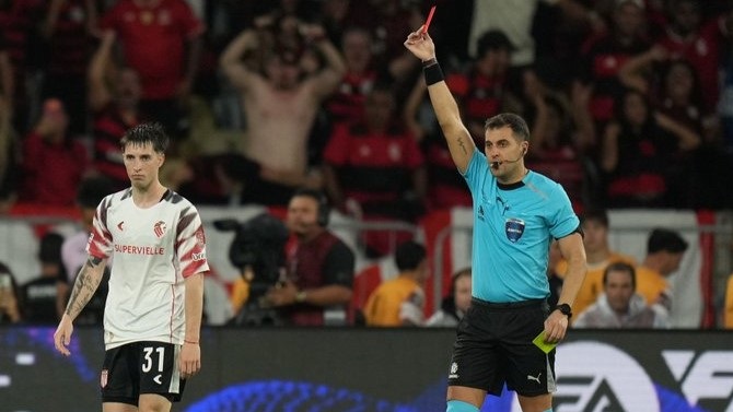La insólita roja a Baltasar Rodríguez en Flamengo vs Estudiantes: ¿se olvidó que ya estaba amonestado?