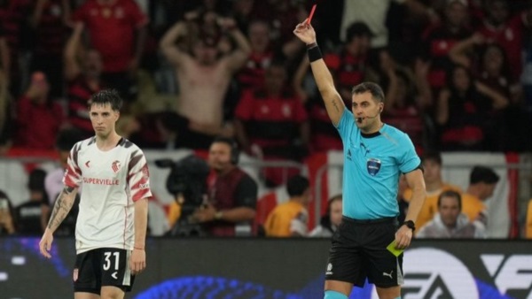 La insólita roja a Baltasar Rodríguez en Flamengo vs Estudiantes: ¿se olvidó que ya estaba amonestado?