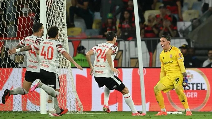 Estudiantes dio el batacazo, le ganó por penales a Flamengo en el Maracaná y jugará la final con Palmeiras.
