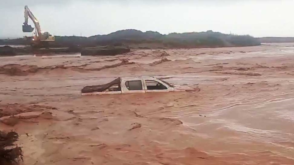 Así se ve el arroyo Carranza, en la zona de Vaca Muerta, en medio de las intensas lluvias que afectan a la región.