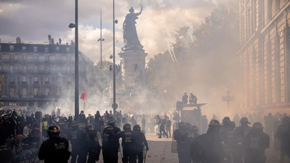 Manifestantes se enfrentan con las fuerzas de seguridad en una protesta en París cerca de una estatua icónica de la "Liberté"..