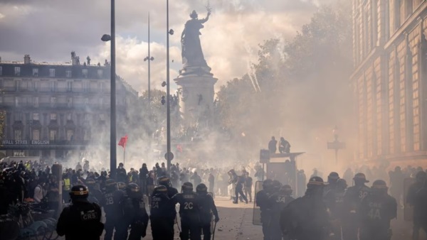 Manifestantes se enfrentan con las fuerzas de seguridad en una protesta en París cerca de una estatua icónica de la "Liberté"..