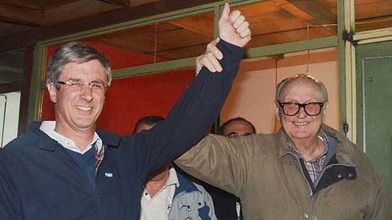 Ongarato padre levantando el brazo a su hijo Sergio.