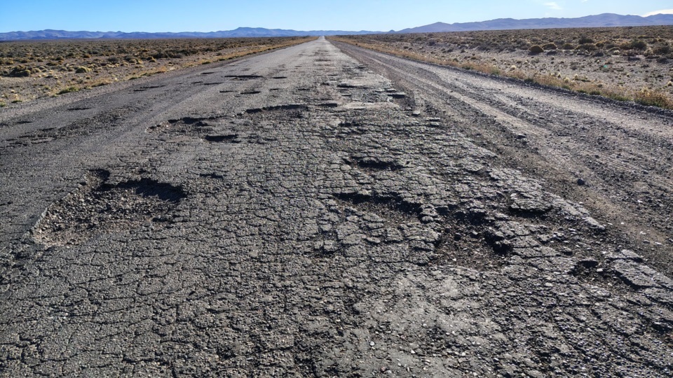 Los baches de la Ruta 25 entre el Valle y la Cordillera, otro clásico.