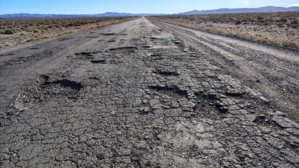 Los baches de la Ruta 25 entre el Valle y la Cordillera, otro clásico.