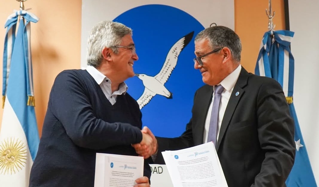 Apretón. Javier Rodríguez (izq.) y Gustavo Fleitas, rector de la UNPSJB.