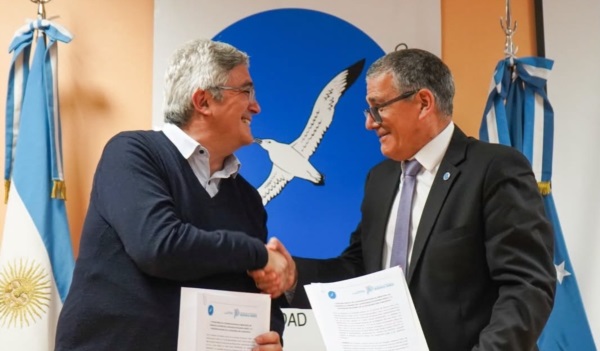Apretón. Javier Rodríguez (izq.) y Gustavo Fleitas, rector de la UNPSJB.