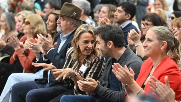 Torres con las autoridades en el aniversario de la Fundación Crecer.