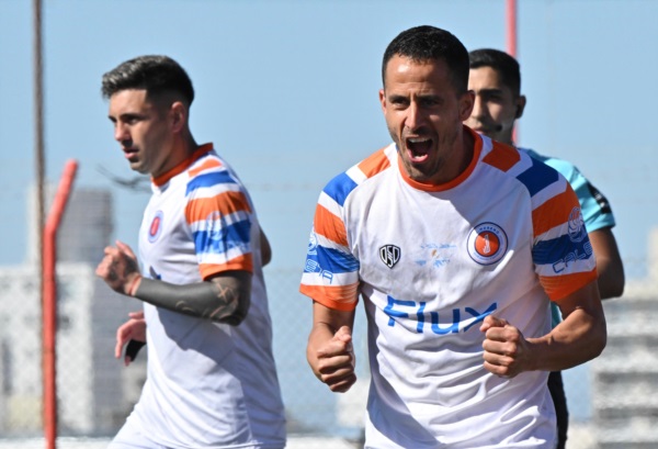 González Tapia festeja el primer gol junto a Branco Mera. Foto: Daniel Feldman. 