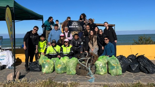 Jornada de limpieza en Playa Unión.