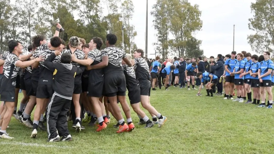 Chubut levanta el trofeo ante un Sur respetuoso que comparte el momento a pesar del resultado. Fotos: Andrea Castaño-La Nueva.