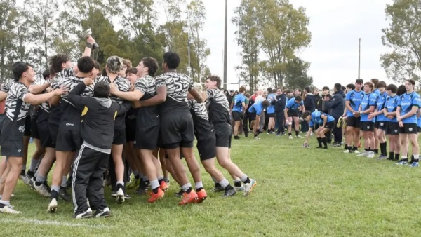 Chubut levanta el trofeo ante un Sur respetuoso que comparte el momento a pesar del resultado. Fotos: Andrea Castaño-La Nueva.