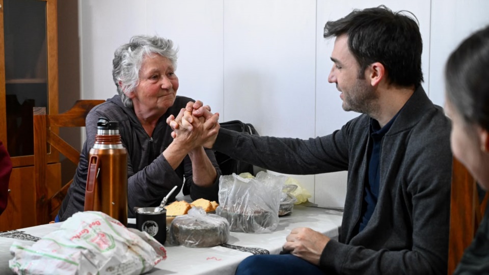 El gobernador con una de las vecinas.