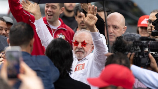 Lula saluda a sus partidarios, luego de votar.