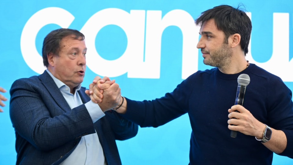 Nacho Torres, junto al gobernador de Río Negro, Alberto Weretilneck.