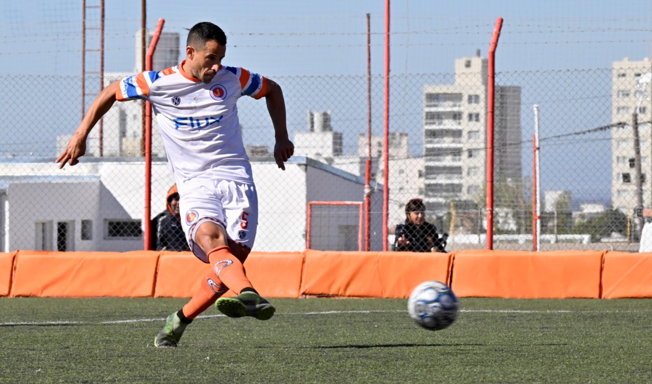 El gol de penal. Foto: Daniel Feldman. 