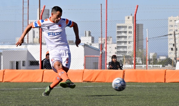 El gol de penal. Foto: Daniel Feldman. 