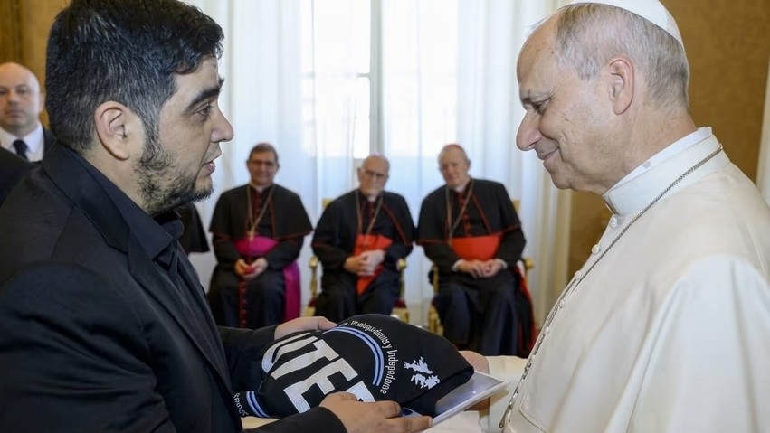 Alejandro Gramajo con el Papa León XIV. Foto: Agencia NA (Prensa UTEP).