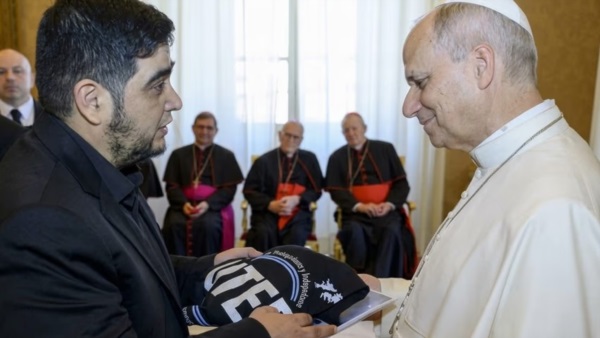 Alejandro Gramajo con el Papa León XIV. Foto: Agencia NA (Prensa UTEP).