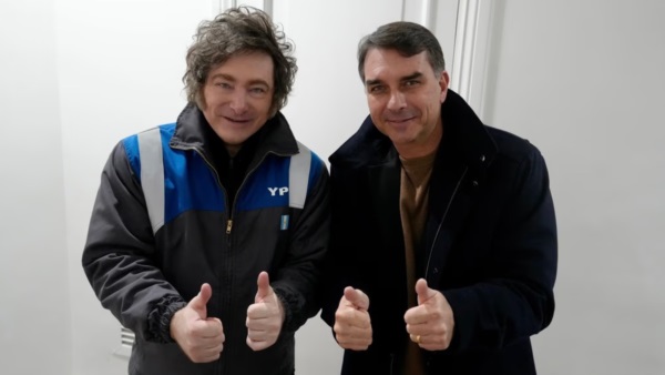 El presidente Javier Milei junto al senador de Brasil, Flavio Bolsonaro, en la quinta de Olivos. Foto: Agencia NA Presidencia.