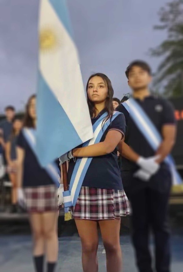 La joven, identificada como Abril Segura, es investigada por el supuesto delito de violencia psicológica.