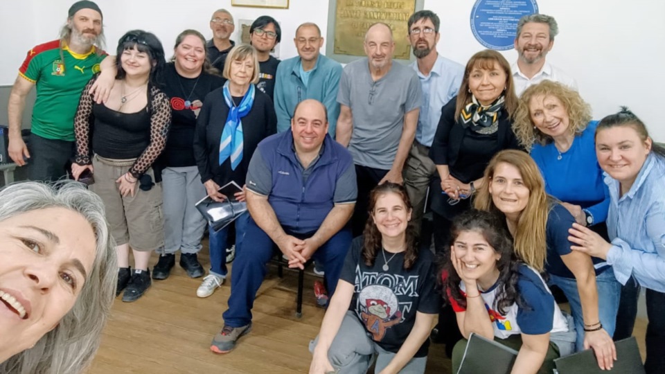 Los protagonistas de la movida, cantores, e instrumentistas, con el director Rubino al centro, en un momento de relax en los ensayos.